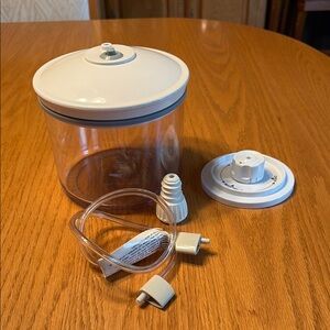 Foodsaver Vacuum Sealed Food Storage Container and Universal Jar Lid - White